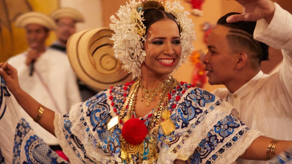Tanzende Panamaer in landestypischer Tracht
