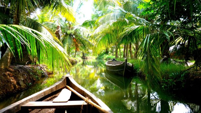 Unterwegs mit dem Kanu auf den Wasserstraßen in den Backwaters von Kerala.