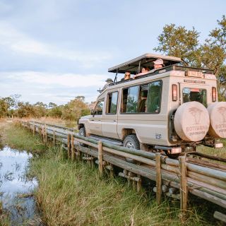 Safarifahrzeug von Botswana Experience auf einer Brücke im Moremi-Wildreservat